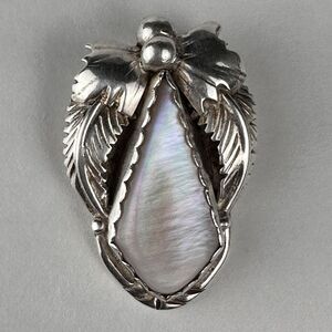 VTG Navajo Pendant Mother of Pearl Pendant Feathers 1.25" Sterling‎ Silver 7.7g